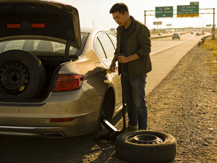 在美国高速爆胎怎么办？正确处理步骤全指南